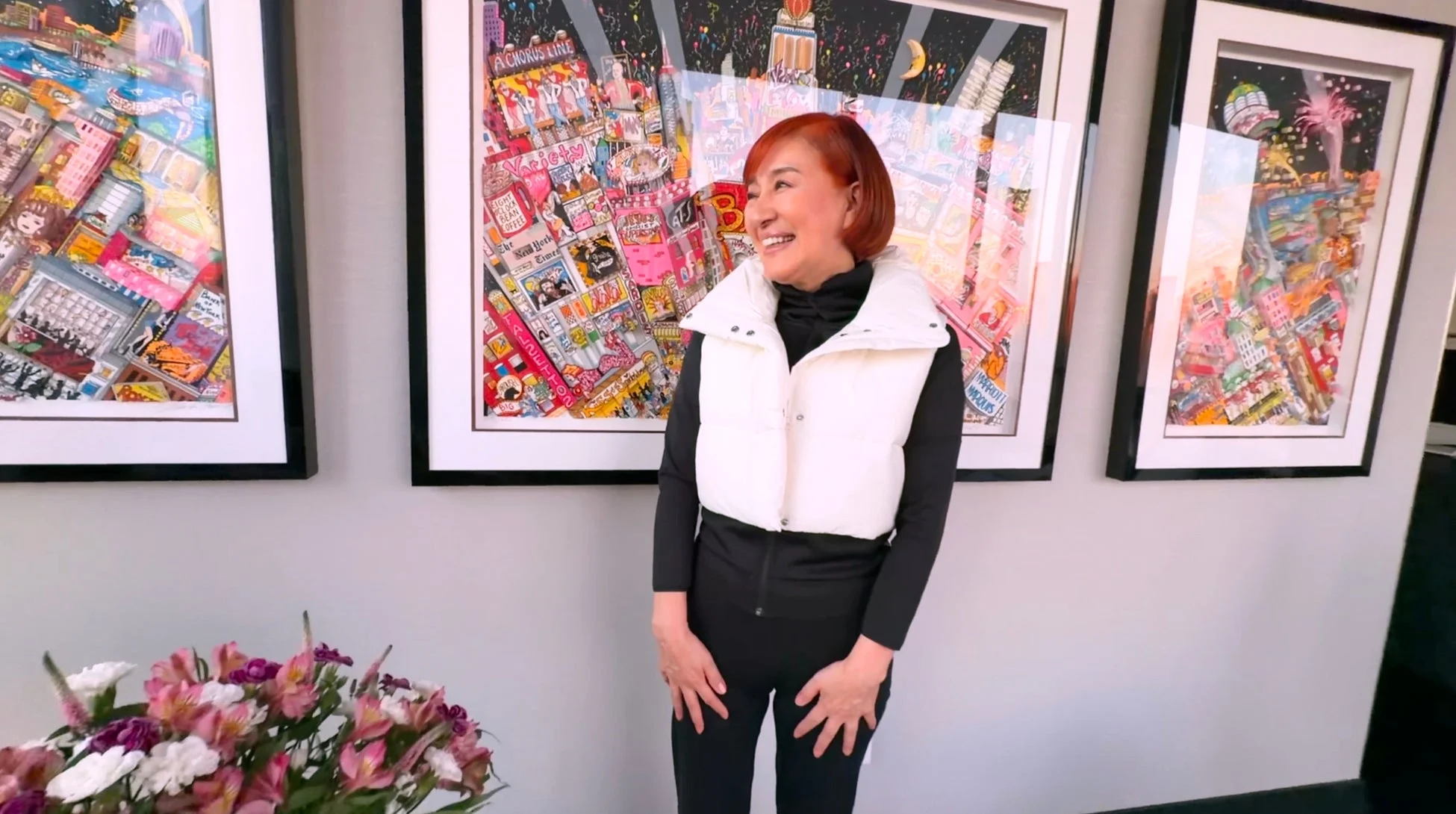 ダウンベストの松居一代さん、アート背景