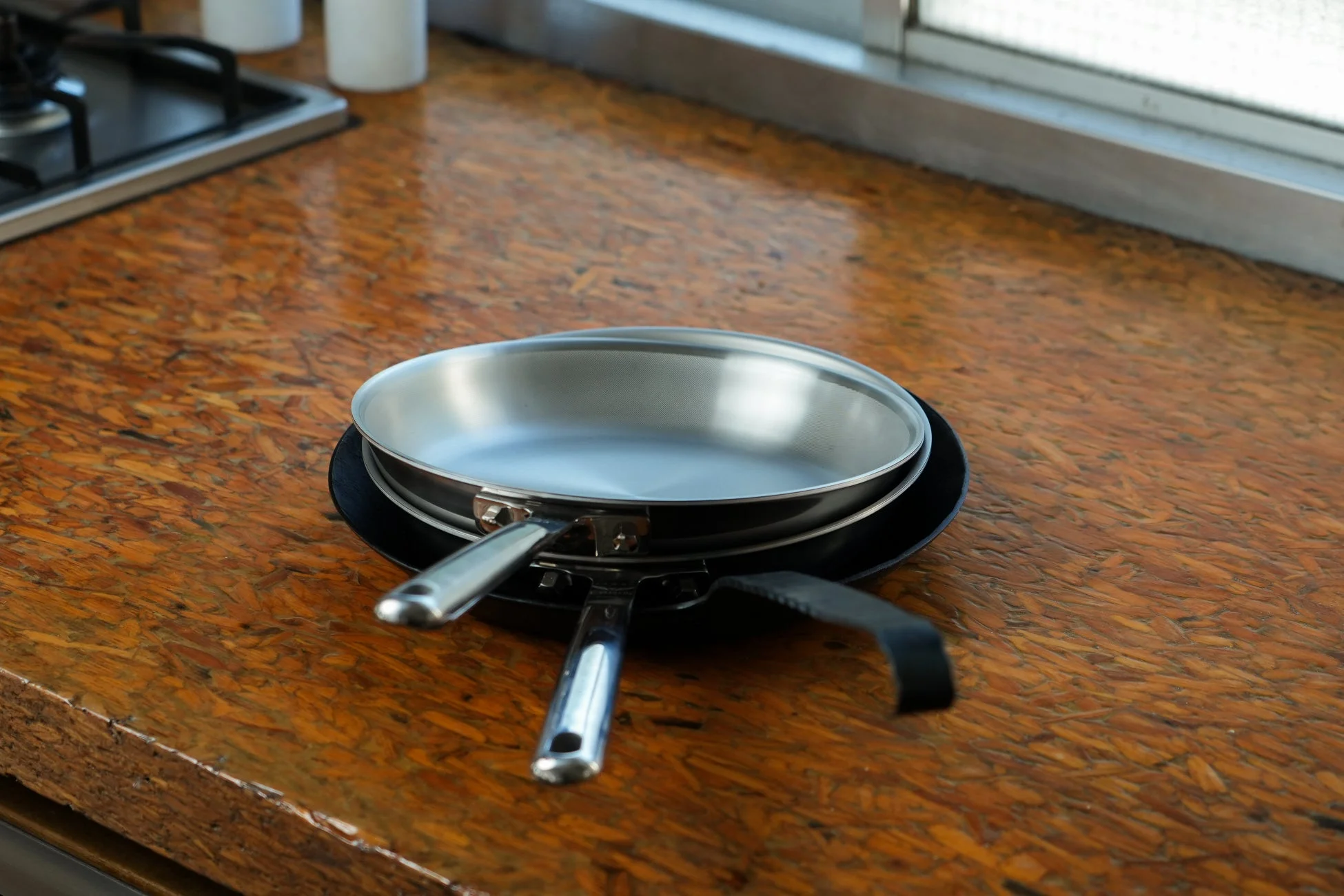 キッチンカウンターに置かれた大小2つのフライパン