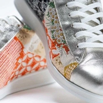 和柄とメタリックシルバーのデザインが特徴的なスニーカーのクローズアップ画像