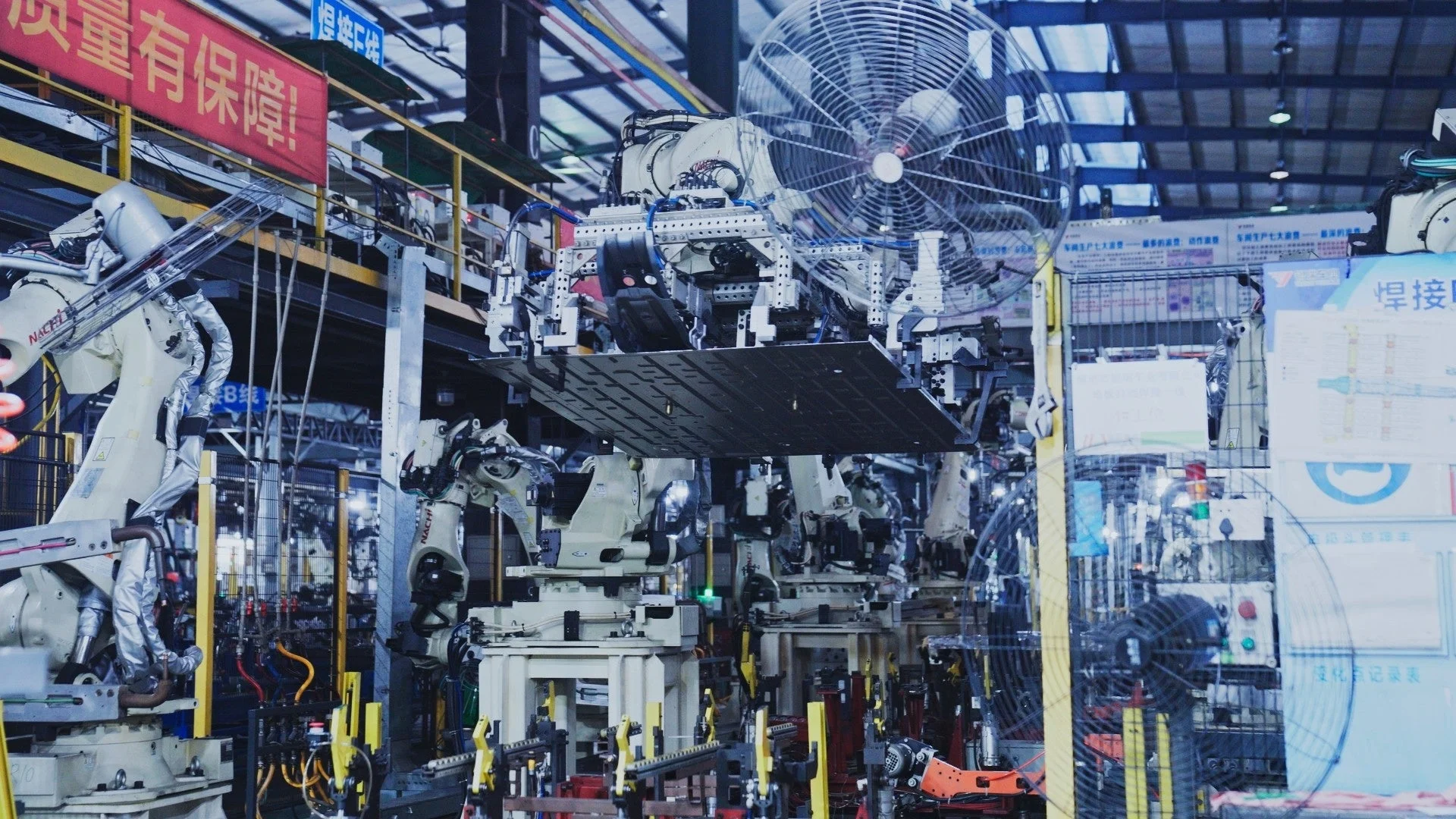 工場内のロボット