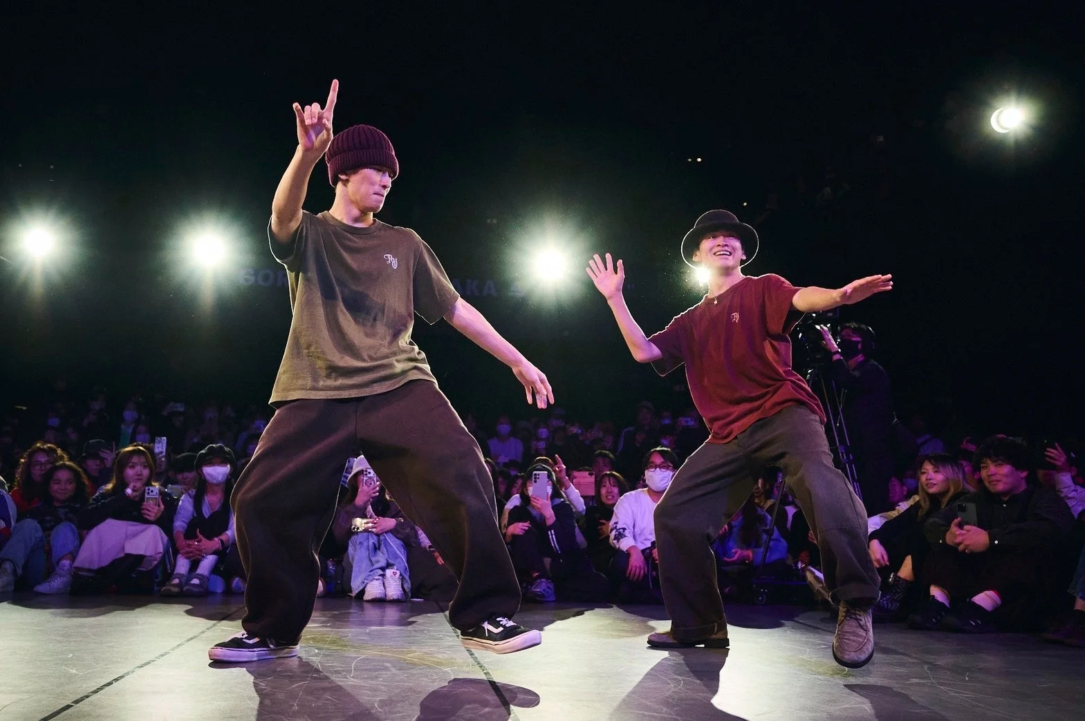 ステージでパフォーマンスをするダンサー