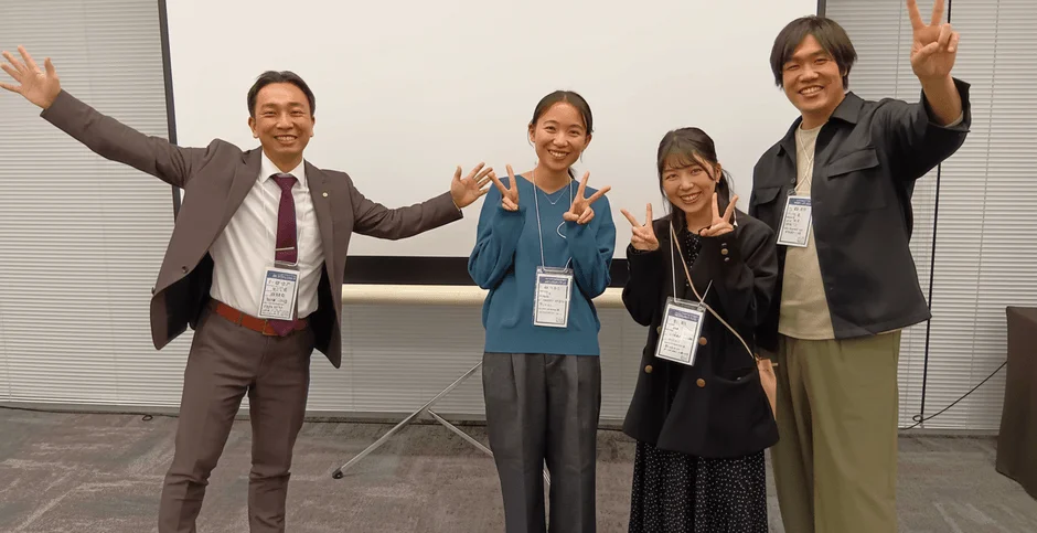 笑顔でポーズをとるイベント参加者