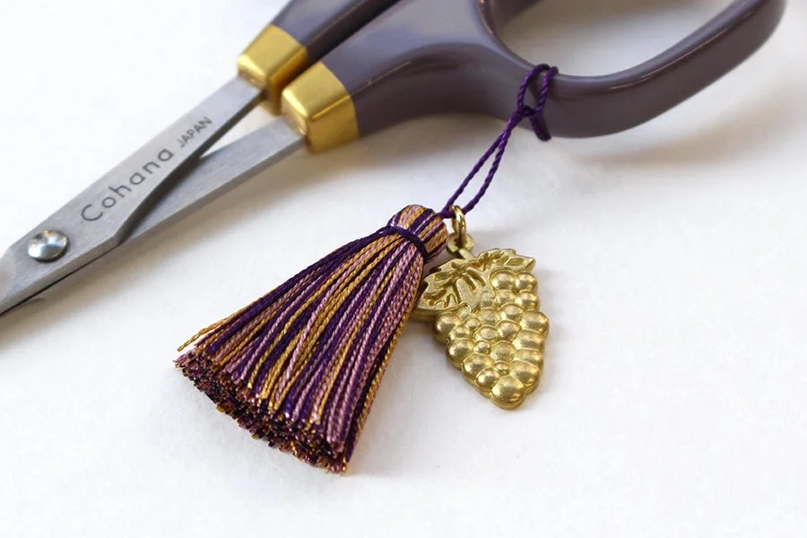 小ばさみとぶどうチャームのクローズアップ