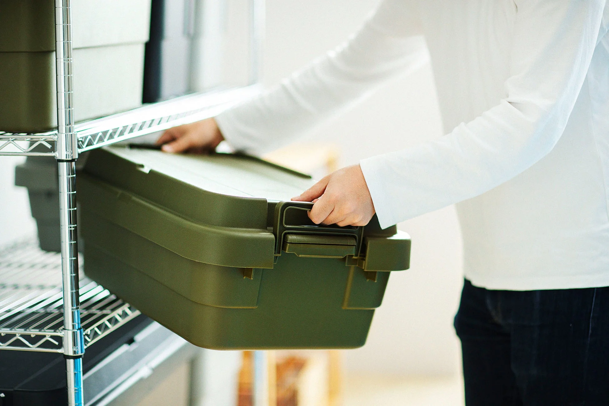 棚に収納されるトランクカーゴ