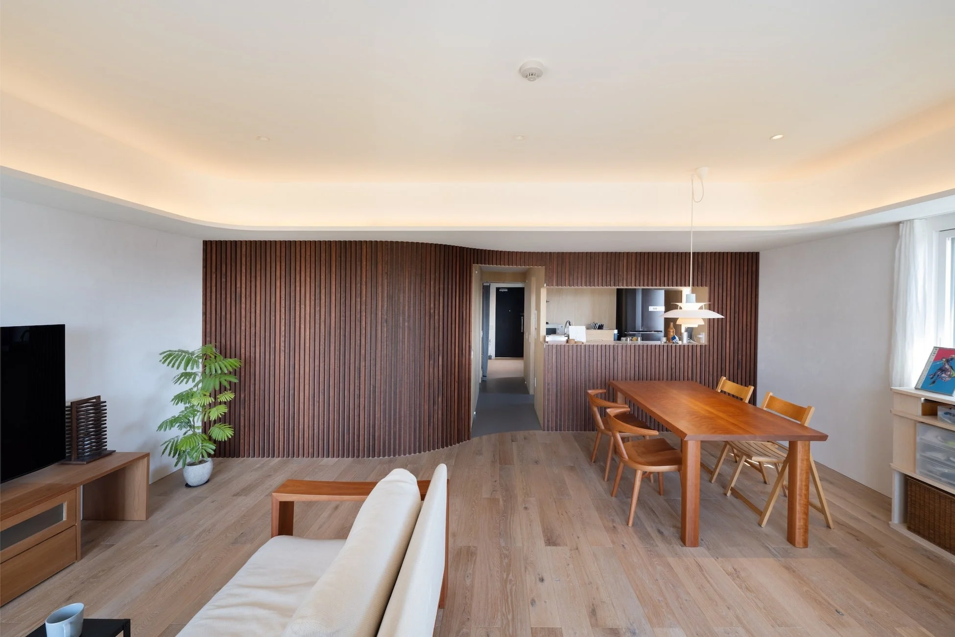 モダンで広々としたリビングダイニングルーム