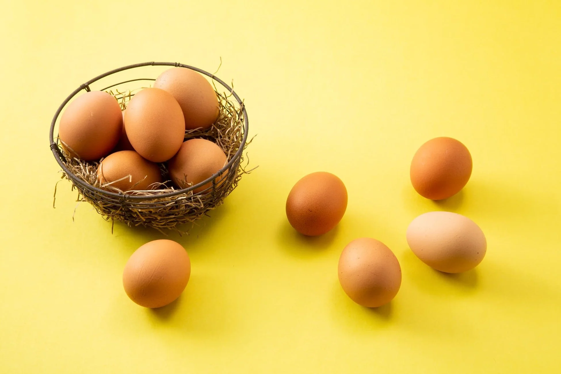 籠に入った新鮮な卵