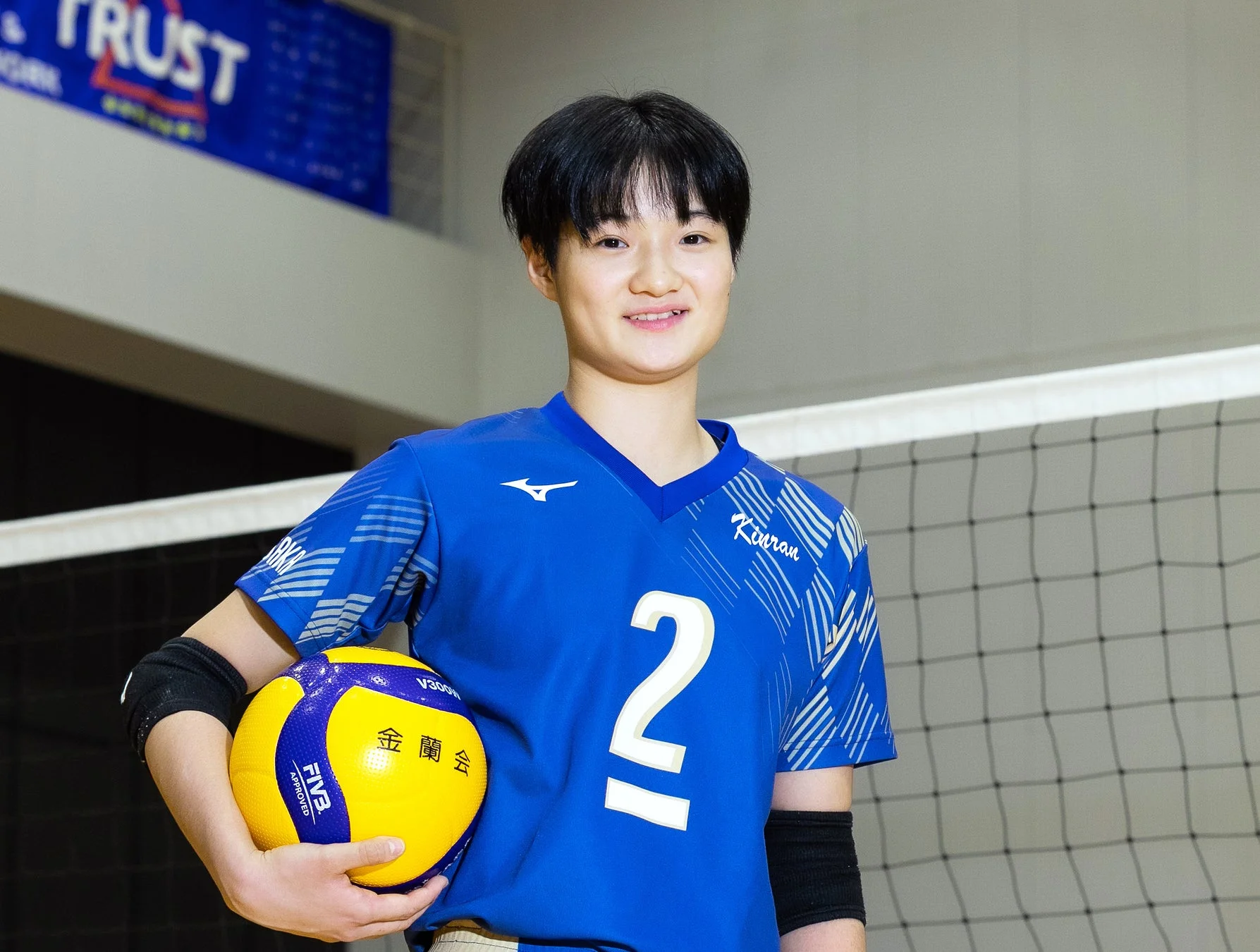 金蘭会のユニフォームを着て笑顔でボールを抱える馬場柚希選手