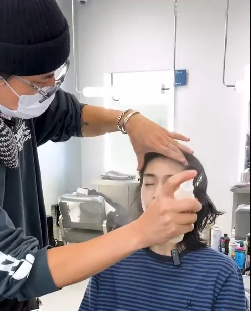 美容師がヘアセットをしている様子