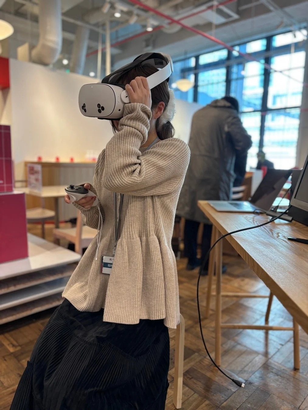 VRヘッドセットを体験する女性