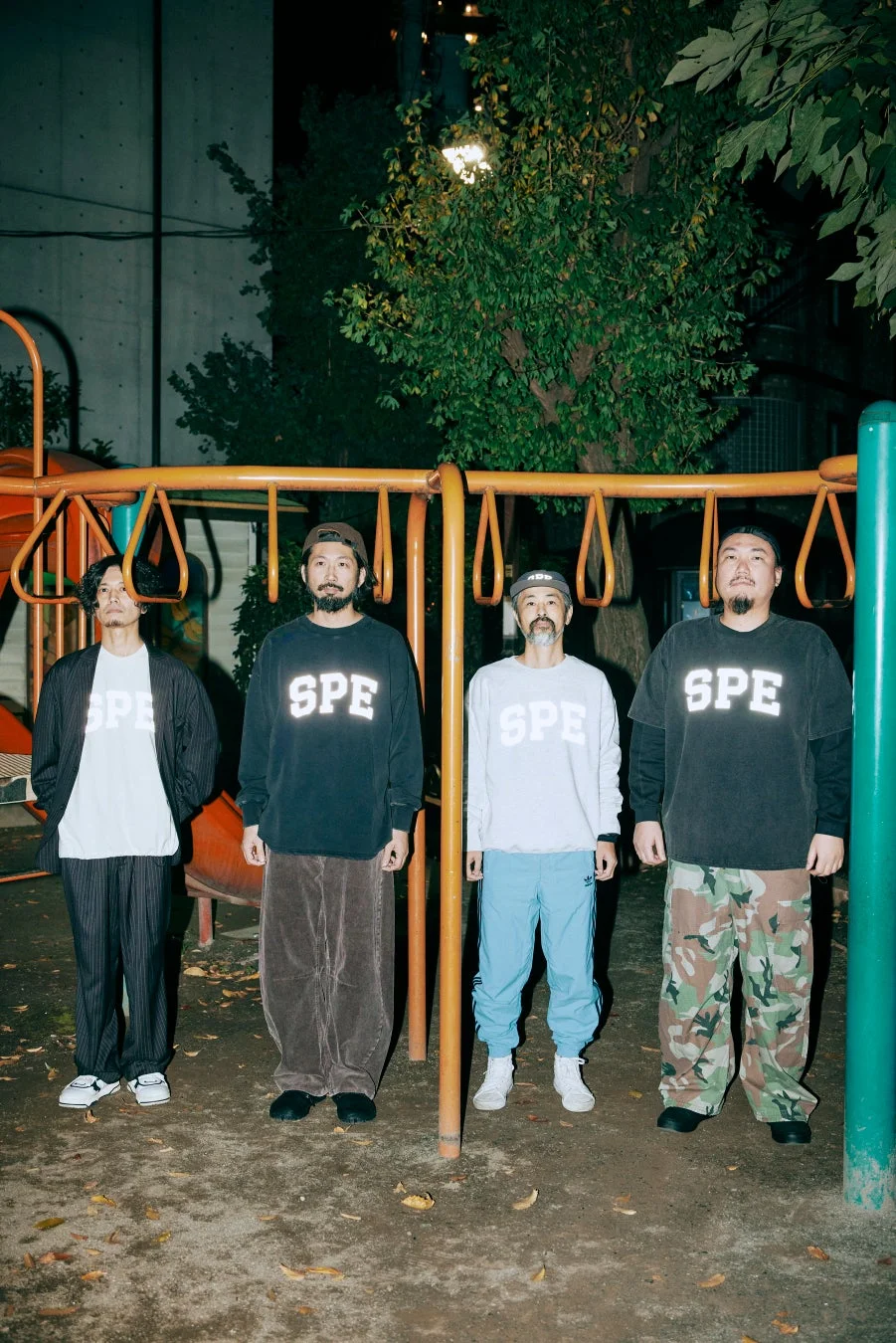 屋外でコラボアイテムを着用するグループ