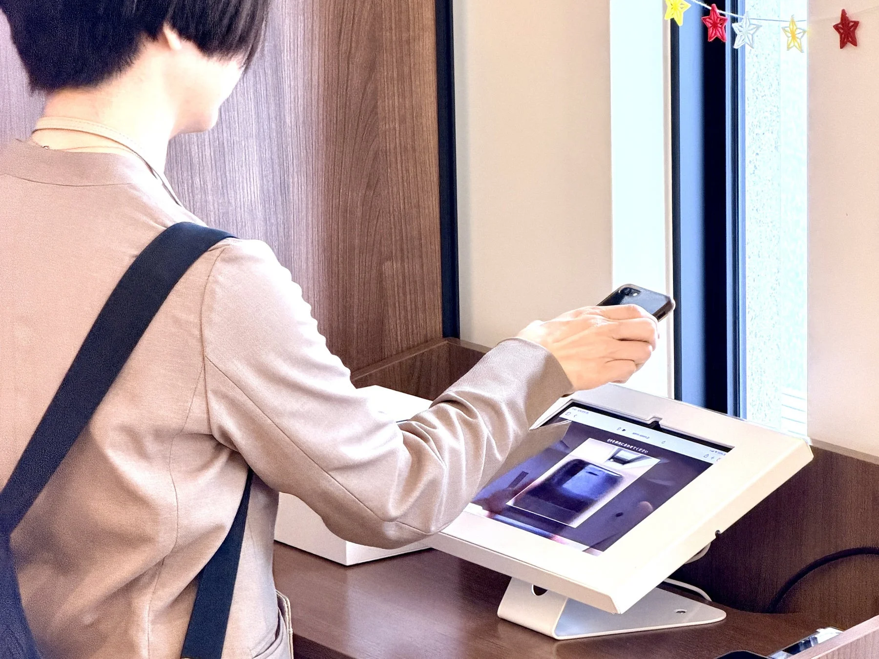 タブレットでチェックインする様子