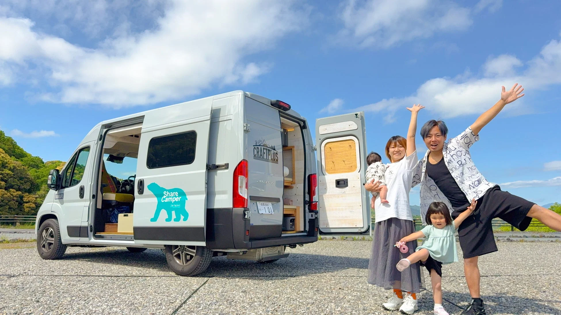 キャンピングカーの前で楽しむ家族