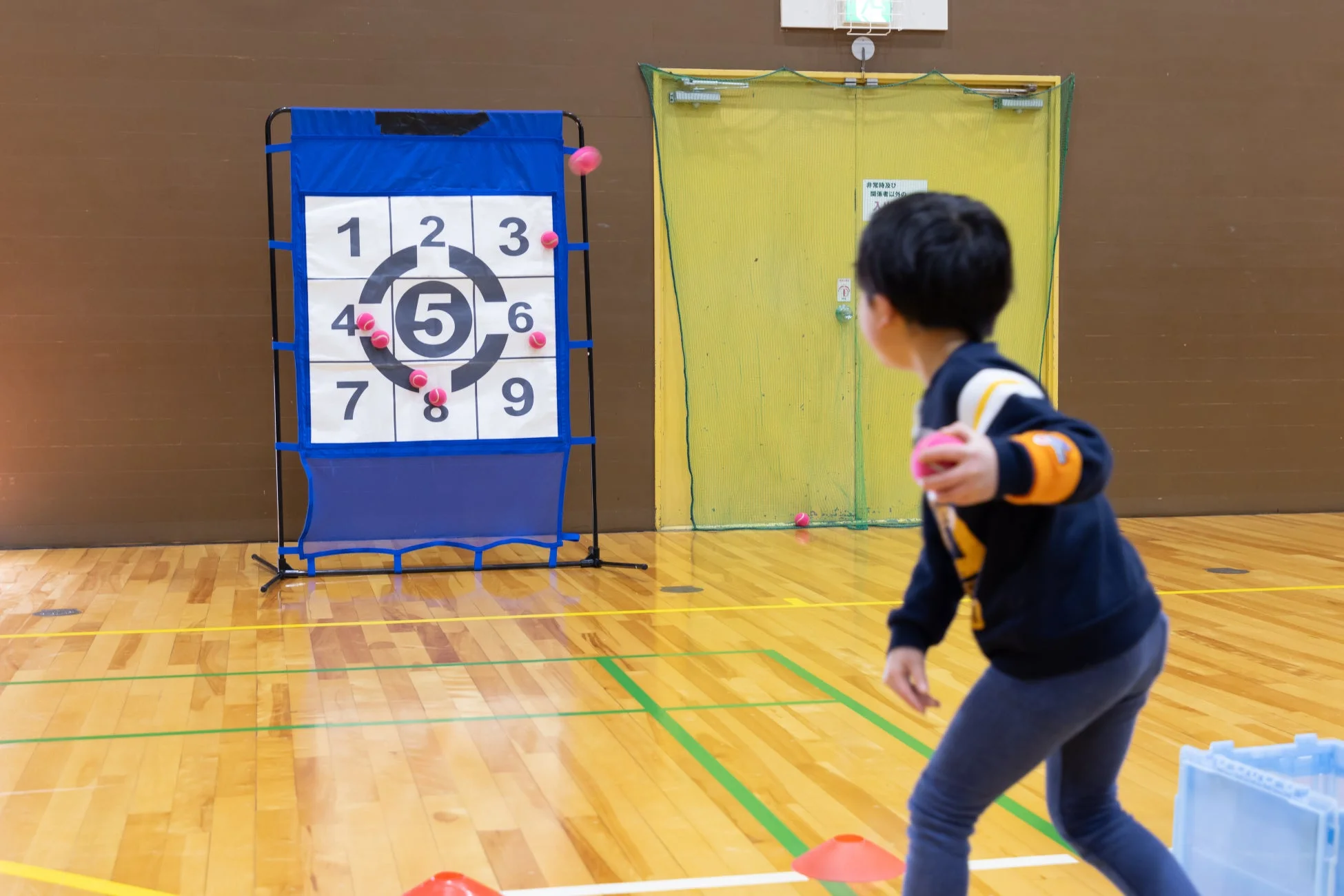 子供がボールを投げている様子