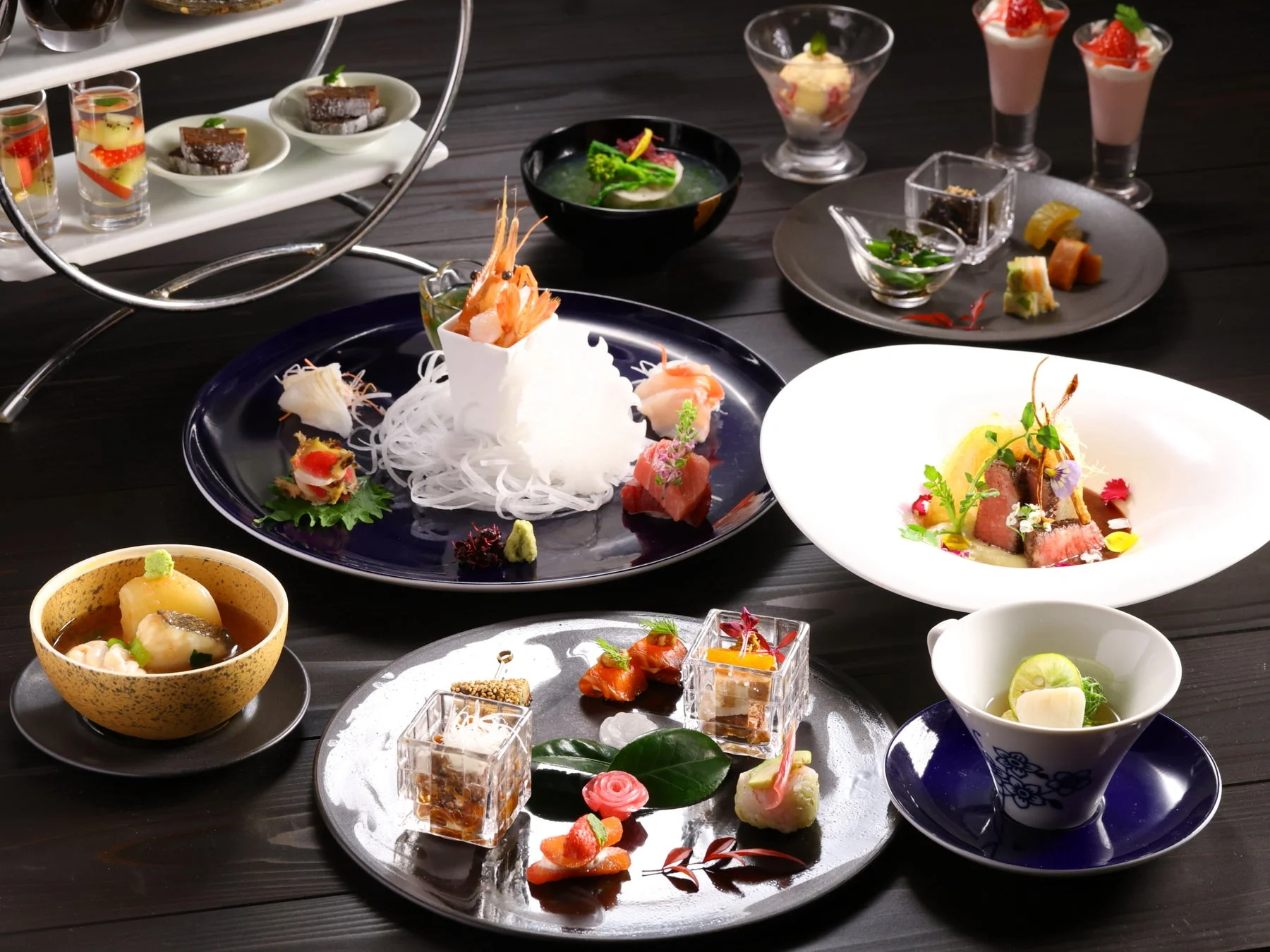 豪華な日本料理のフルコース