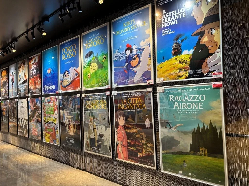 壁一面に飾られたスタジオジブリ作品などの海外版映画ポスター