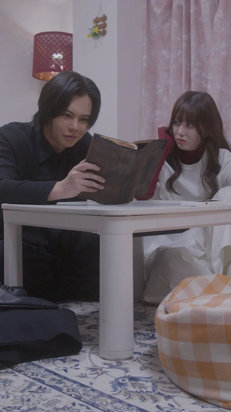 小笠原海さんと三原羽衣さんが本を読むシーン