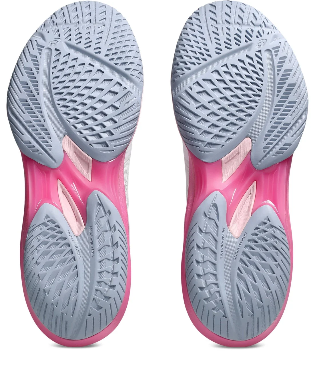 ピンクとグレーの鮮やかな配色が特徴的なスポーツシューズの靴底です。複雑なグリップパターンと「NON MARKING」の表示があり、屋内での使用に適したノンマーキングソールであることが分かります。
