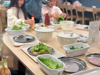 子どもたちが調理活動に参加する様子