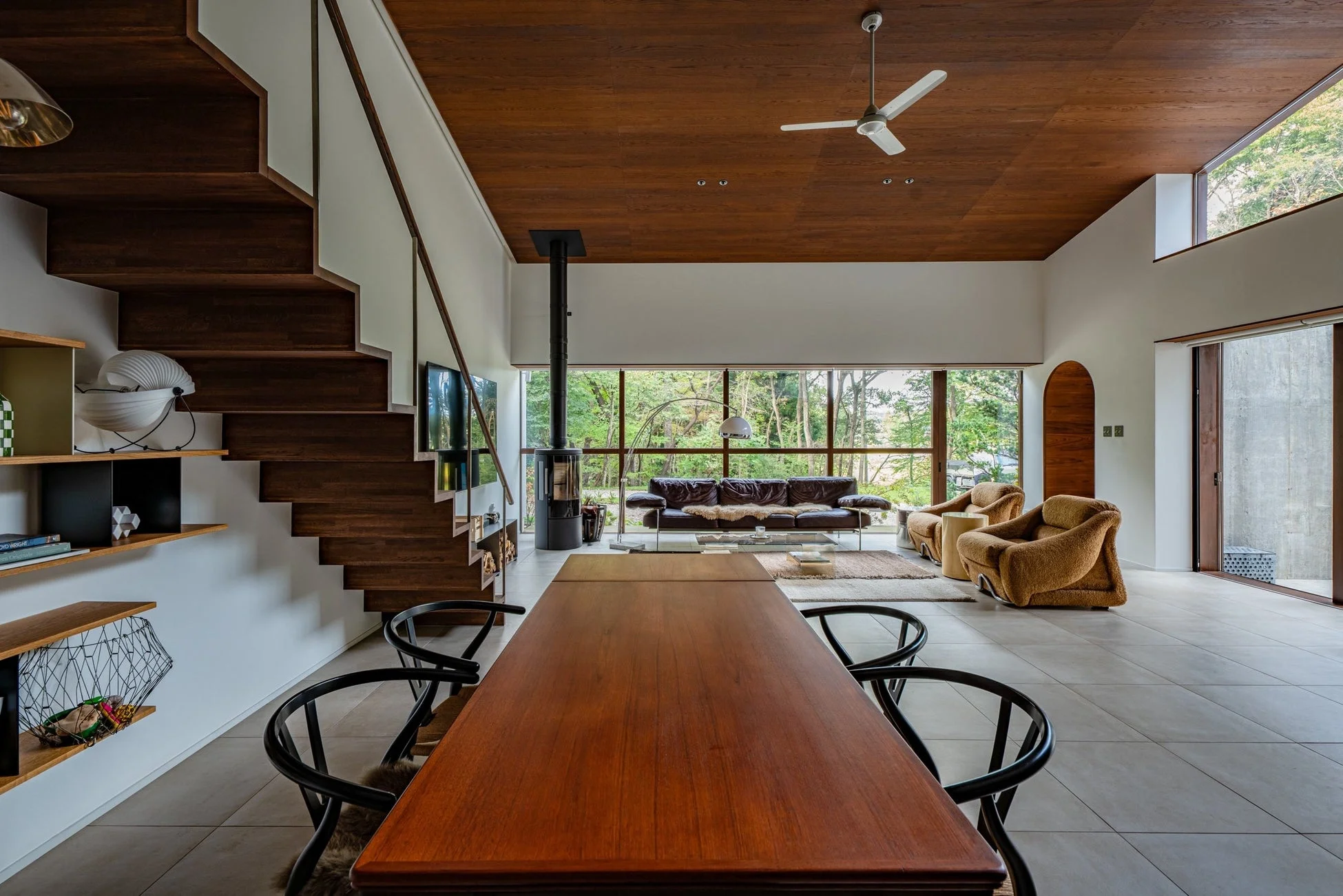 広々としたリビングダイニングルームで、大きな窓から緑豊かな景色が望めます