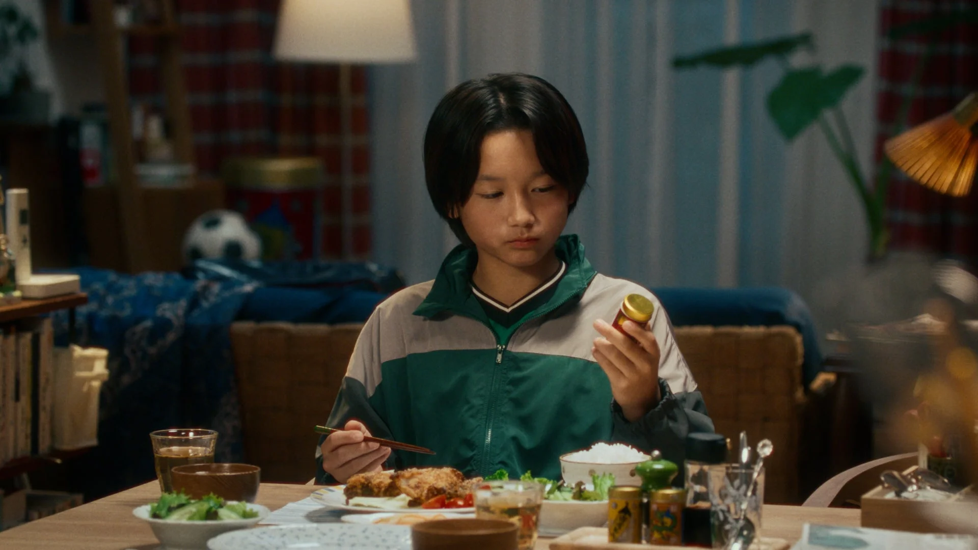 山賊焼を見る少年