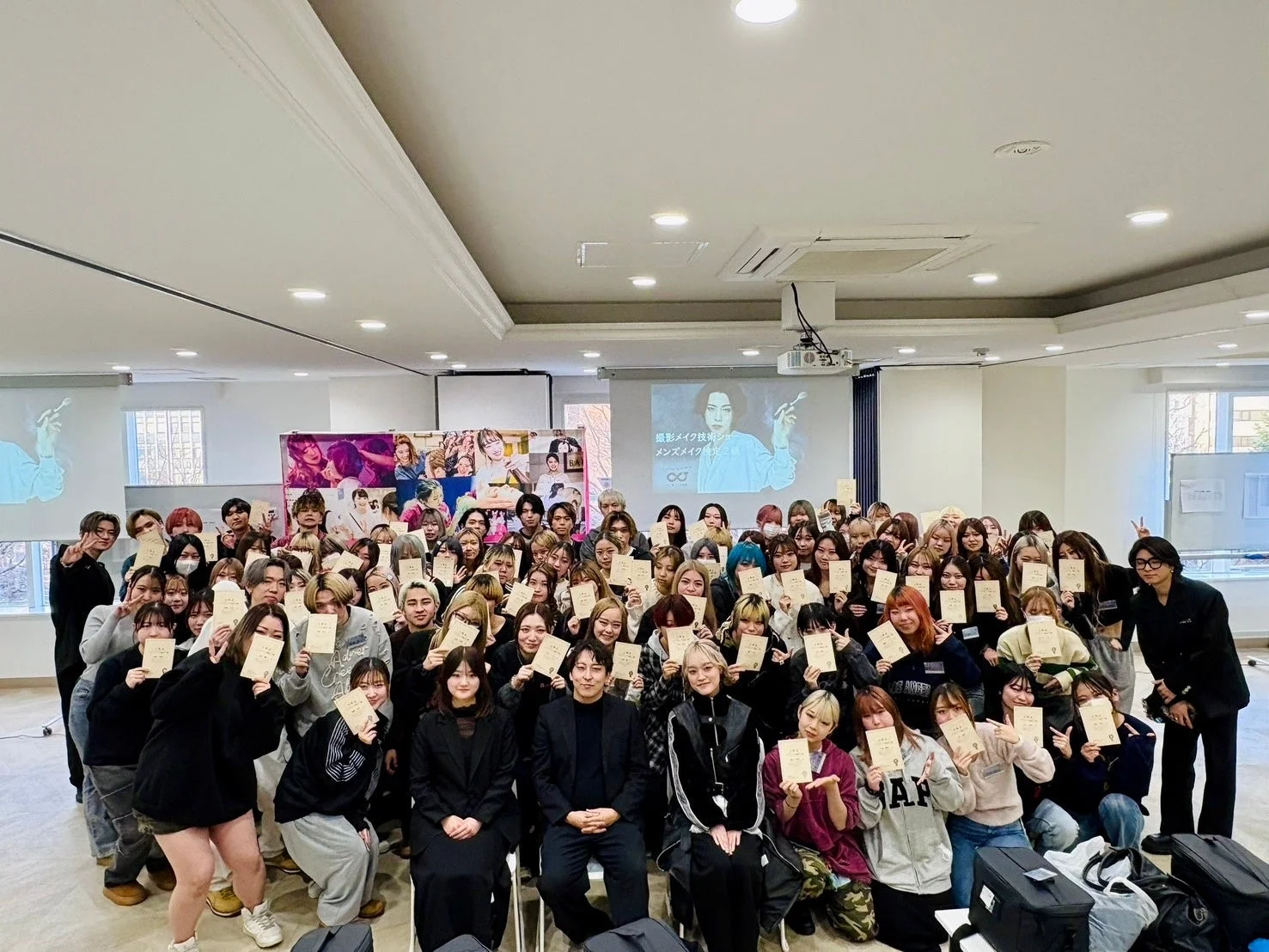 多くの学生が集合している様子