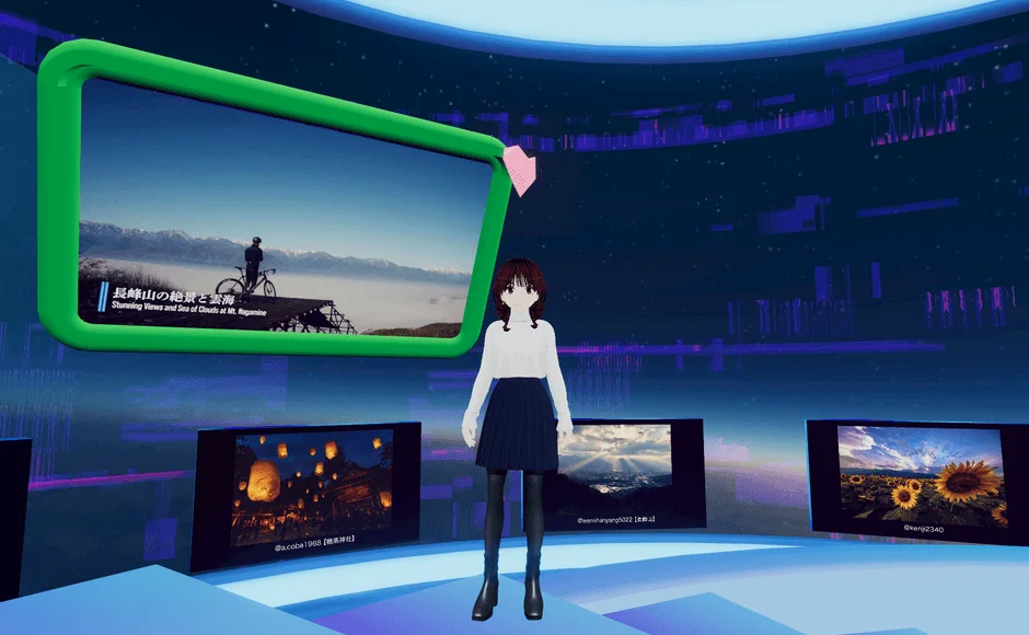 バーチャル空間に立つアバターの女の子が、複数のデジタルスクリーンに表示された美しい風景写真に囲まれています。雲海の山々、天灯、ひまわり畑など、多様な自然の絶景が展示されている様子です。
