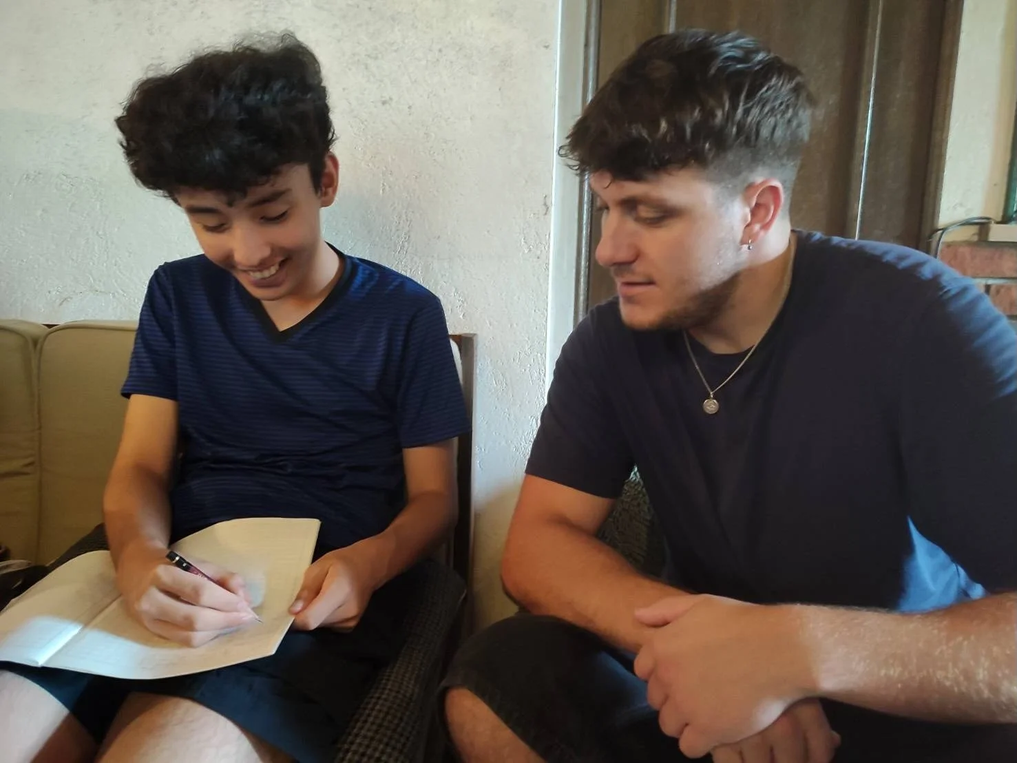 若者が勉強している様子