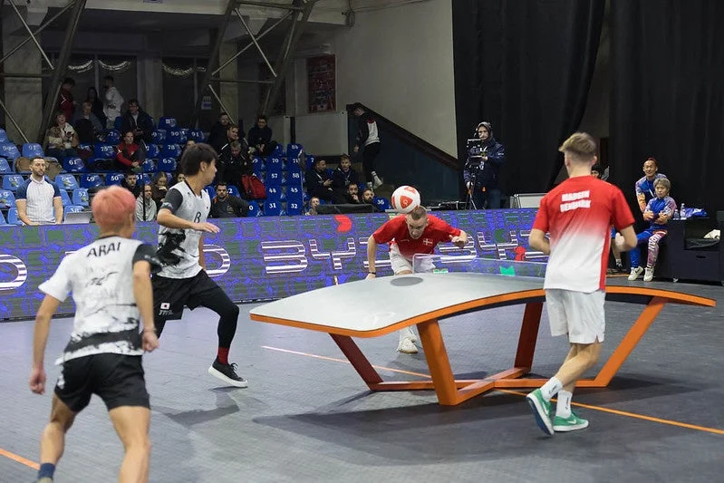 テッブボールの試合でボールを頭でコントロールする選手