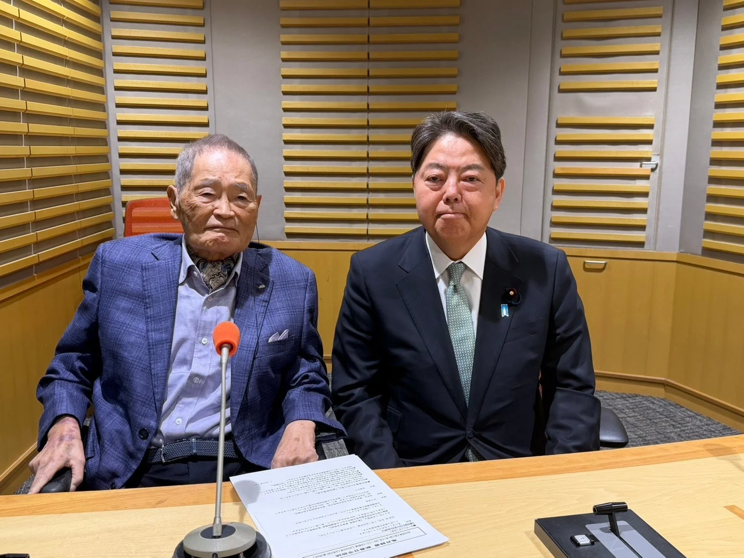 ラジオスタジオで対談する二人