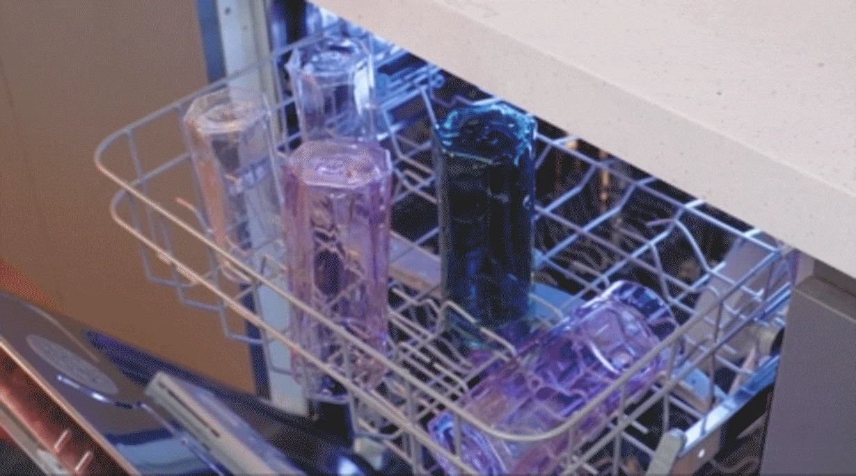 食洗機にセットされたグラス