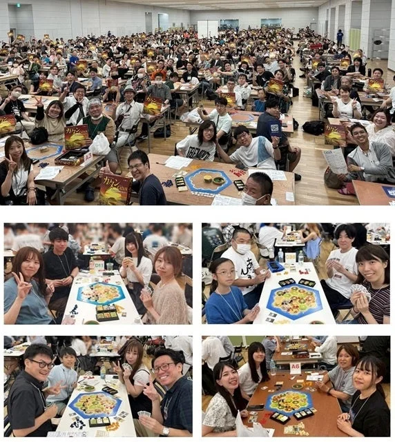 大勢の人々がカタンを楽しんでいる様子