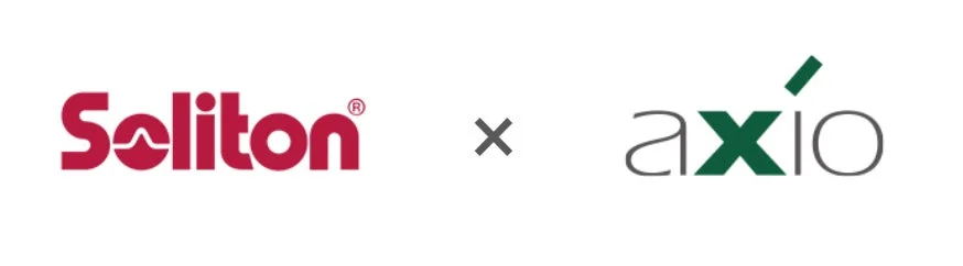Solitonとaxioのロゴが「x」記号で結ばれており、両社の提携や協業を示唆している画像です。