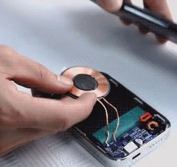 ワイヤレス充電コイルが取り付けられた内部構造