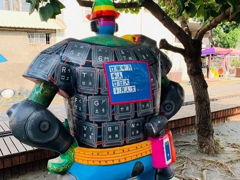 カラフルなロボットの像