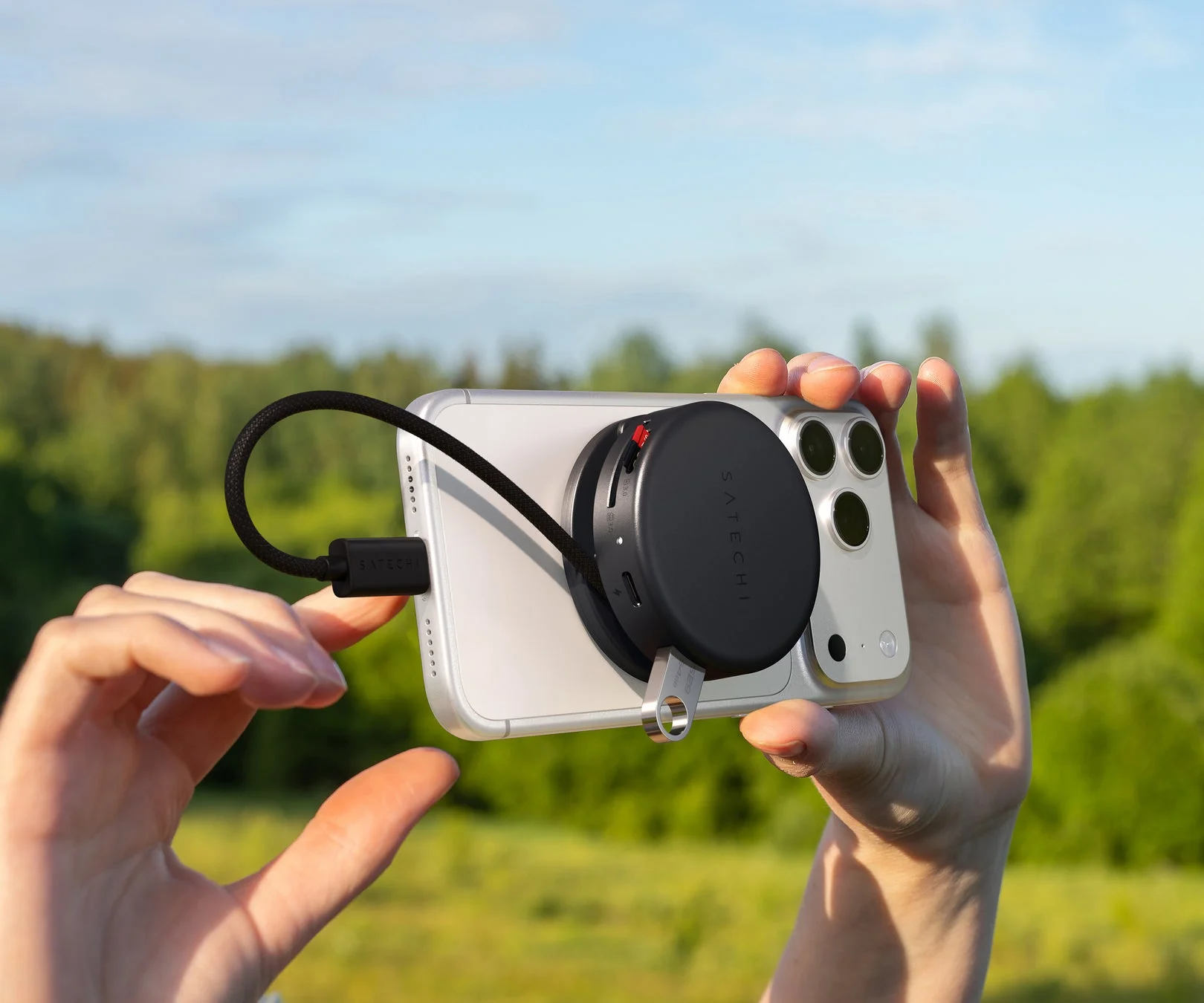 Satechi製の多機能ハブを接続したiPhone