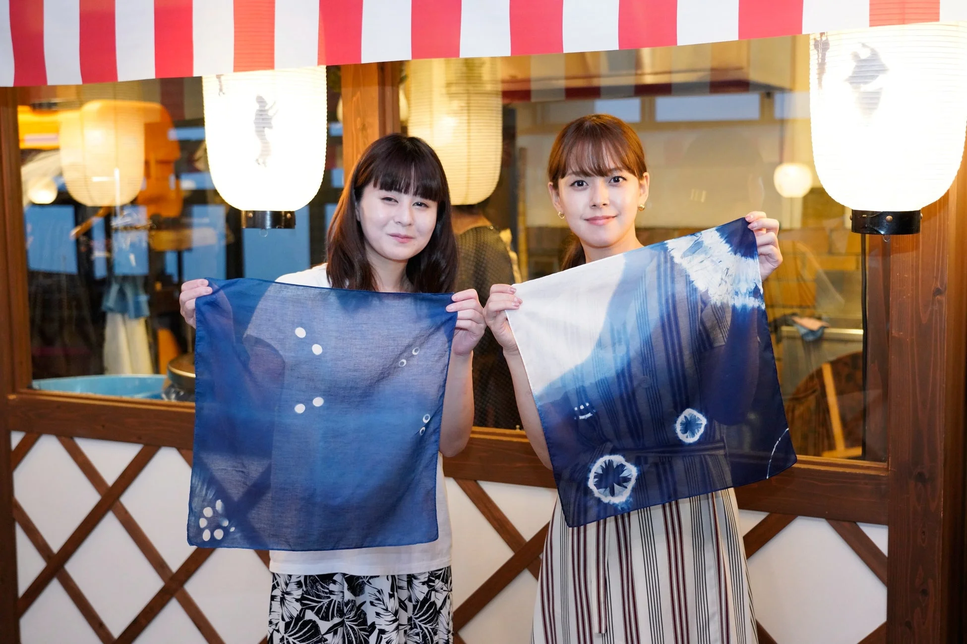 藍染め体験をする女性