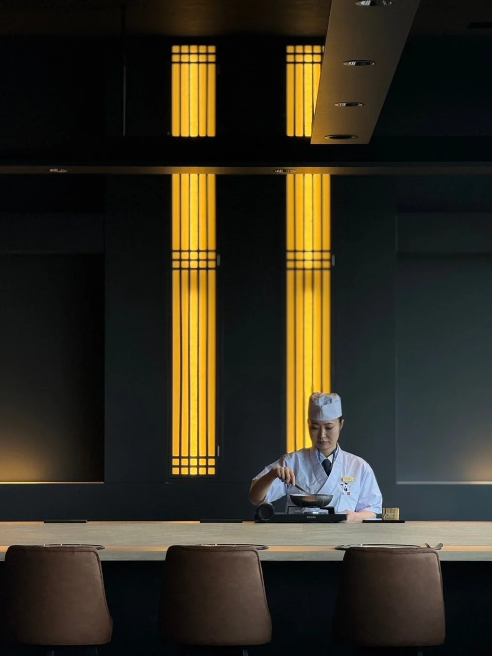 カウンター越しの調理風景