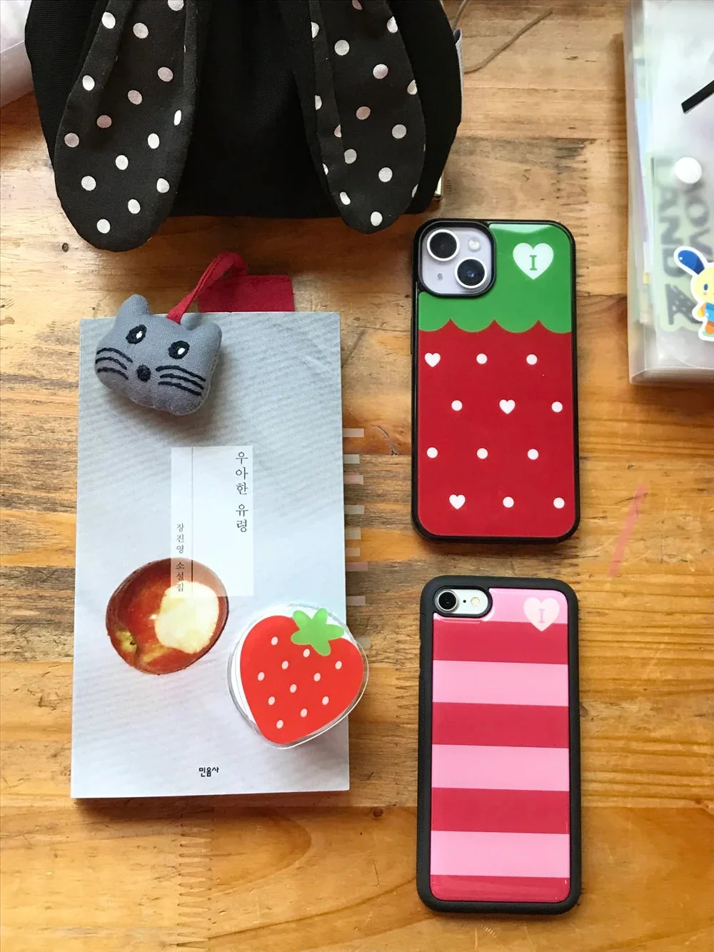 いちご柄のスマホケースや雑貨が並べられた写真