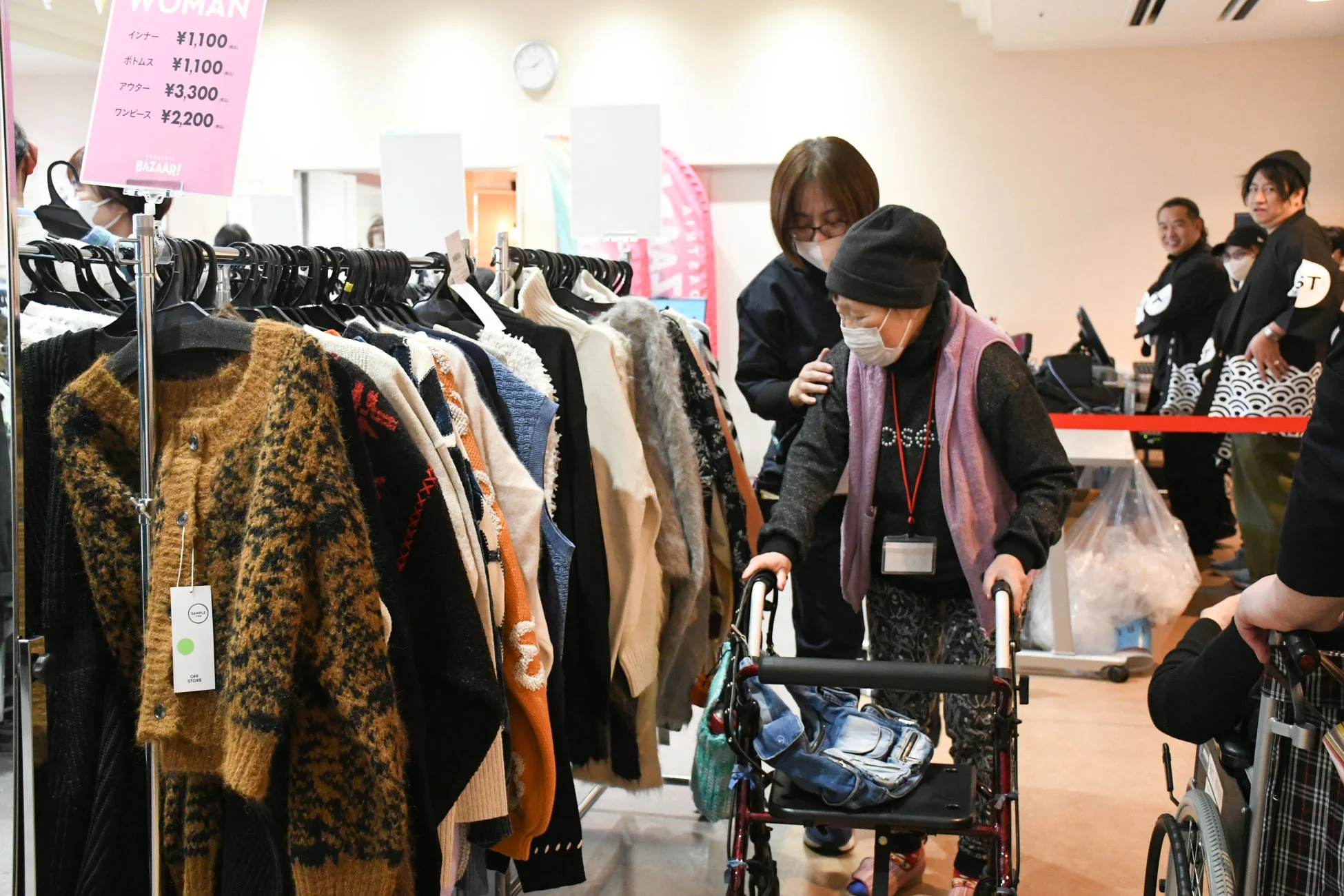 歩行器を使う女性がバザールで買い物