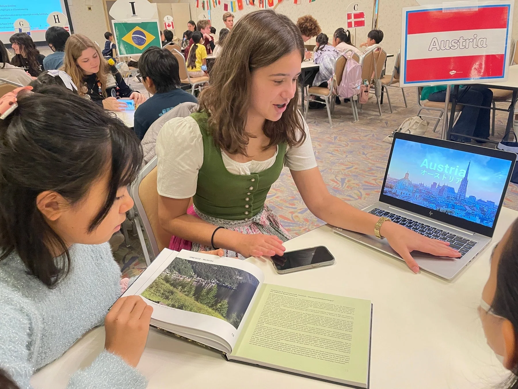 オーストリアの文化を紹介する留学生