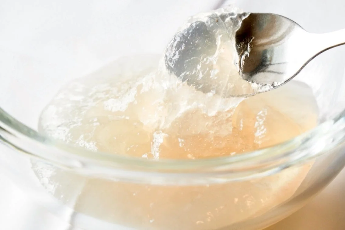 スプーンで掬われるゼリー状の食品