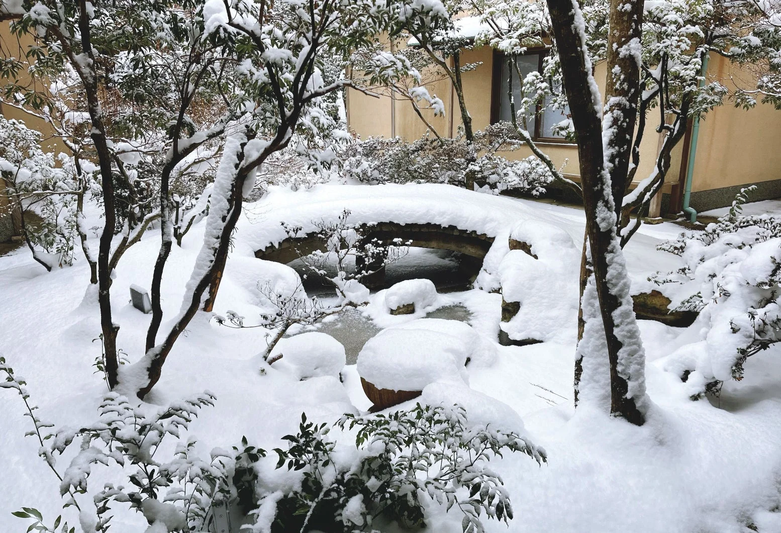 雪が深く積もった日本庭園の冬景色