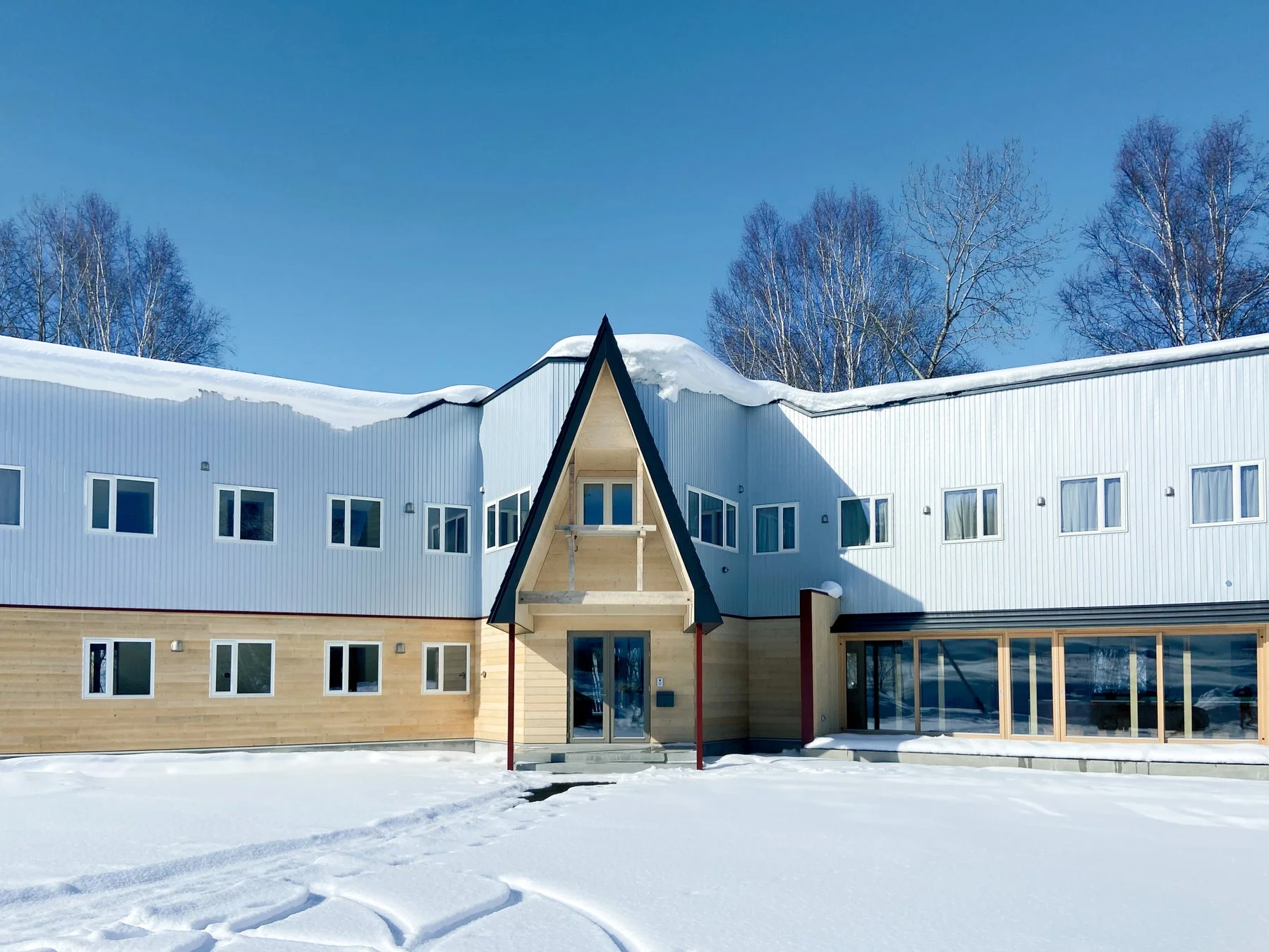 雪景色の中のモダンな建物