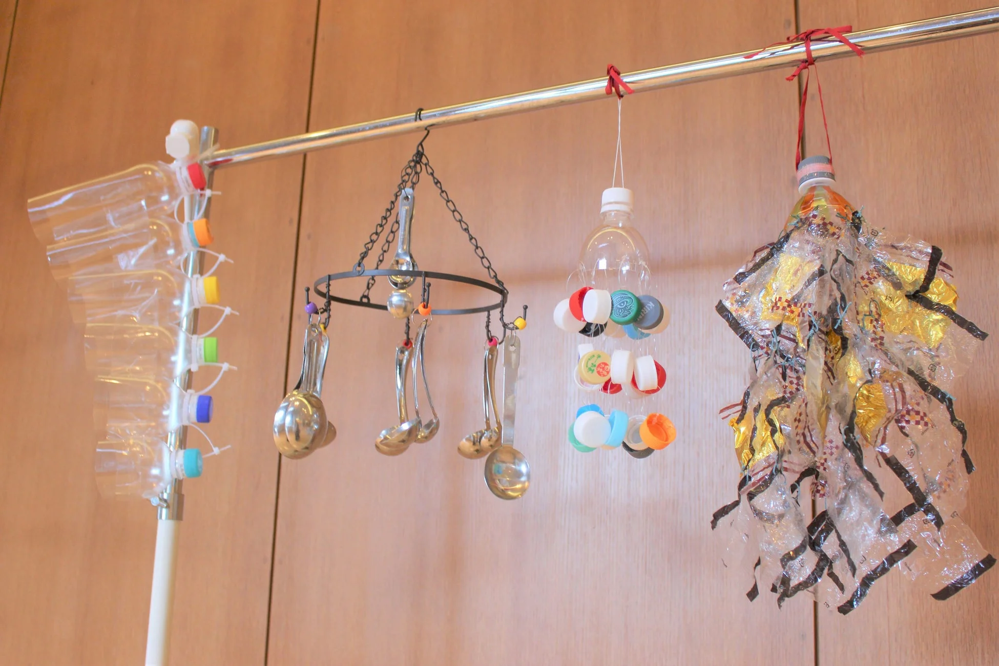 ペットボトルやキャップなどの廃材で作られた吊るし飾りやオブジェ