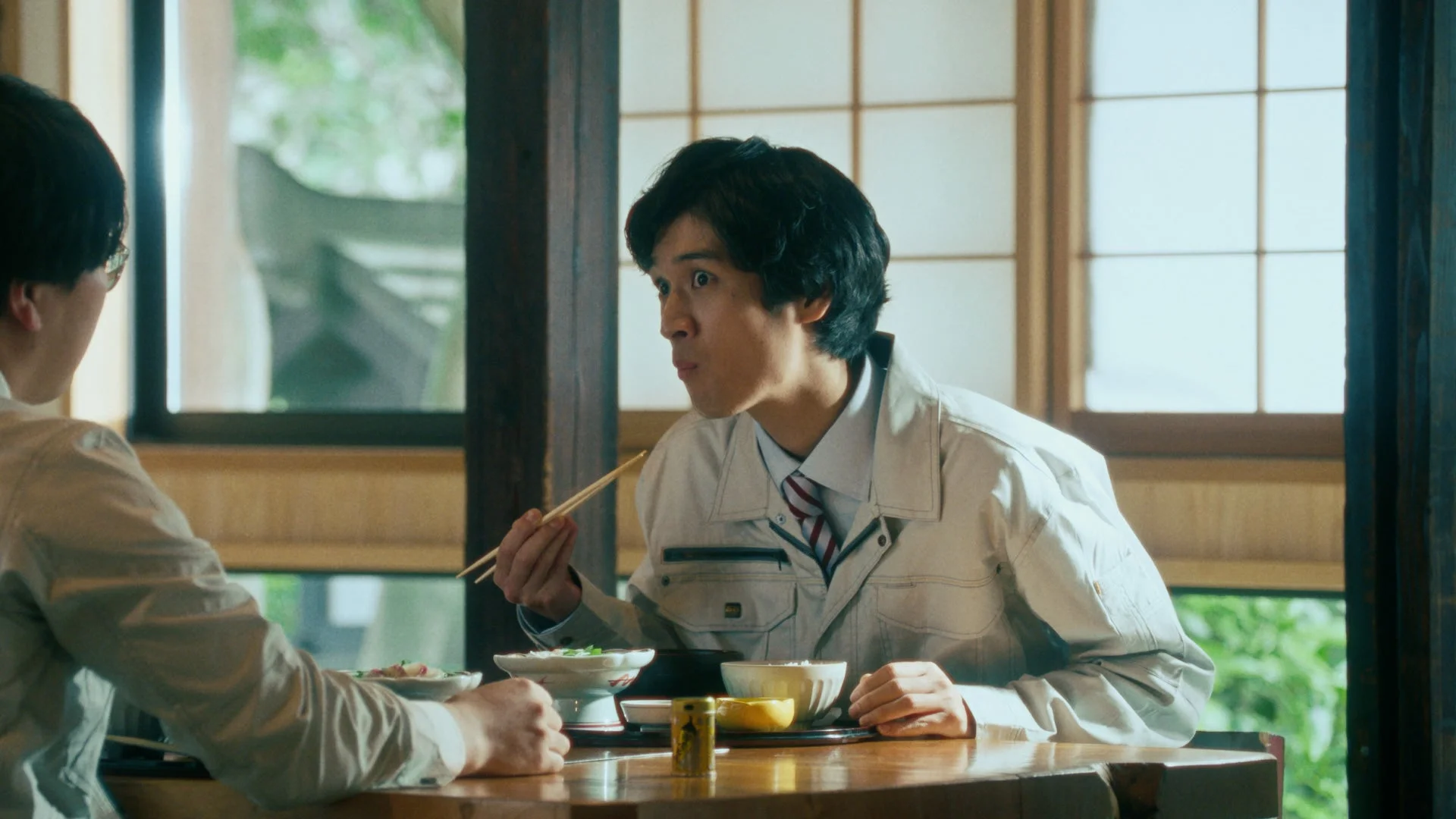 鯉こくを食べる男性