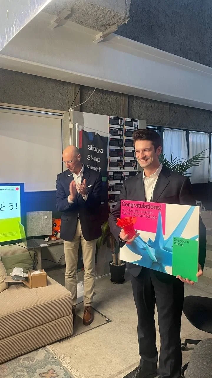 CTOベルント・ホレリット氏が賞を受け取る様子