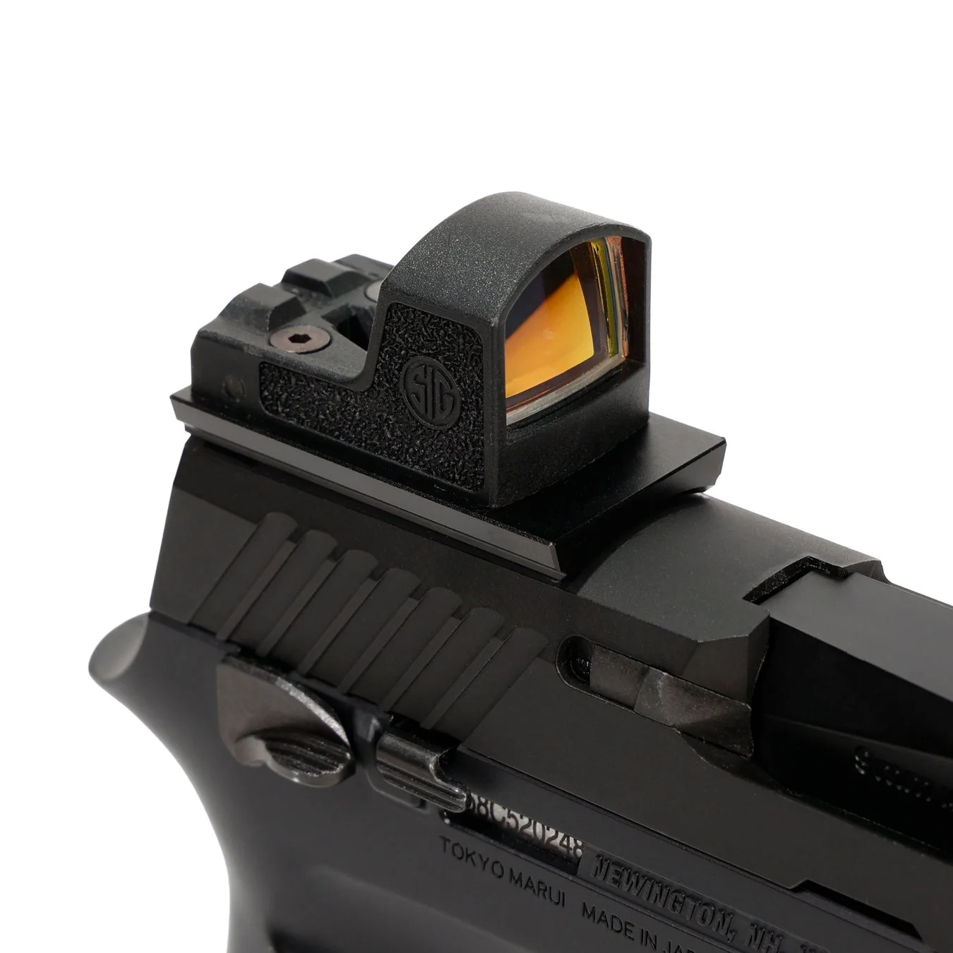 黒いハンドガンにレッドドットサイトが装着された状態