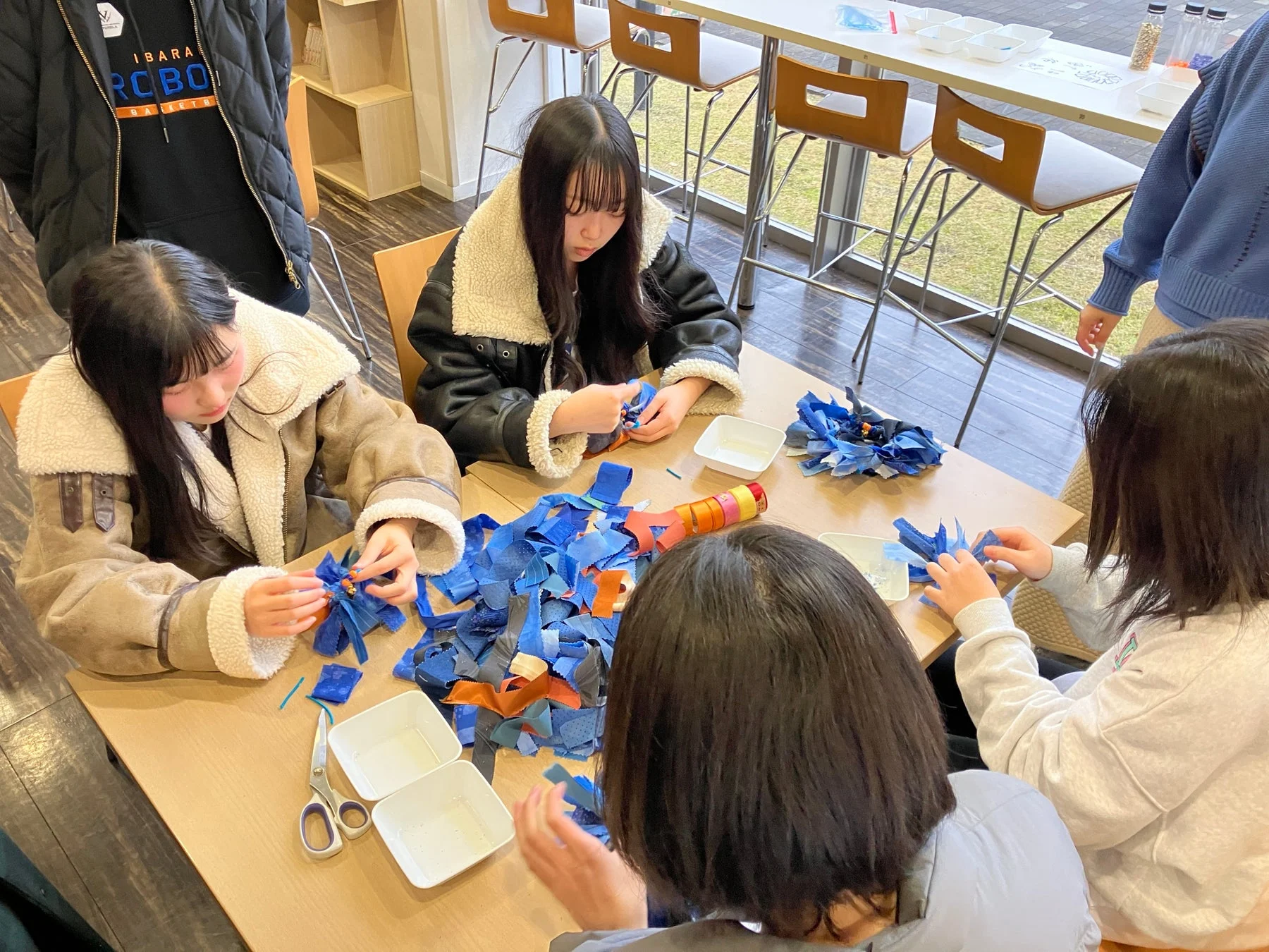 シュシュ作りワークショップの様子