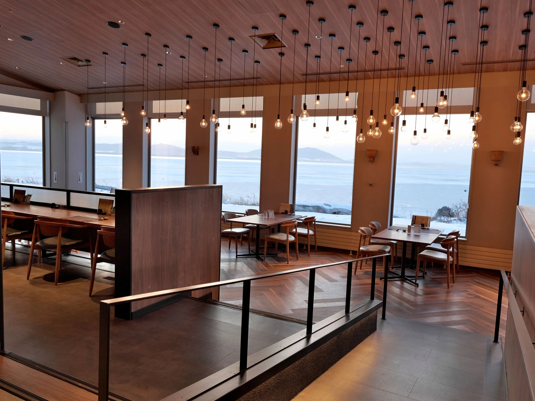 モダンで広々としたラウンジまたはレストランの室内風景