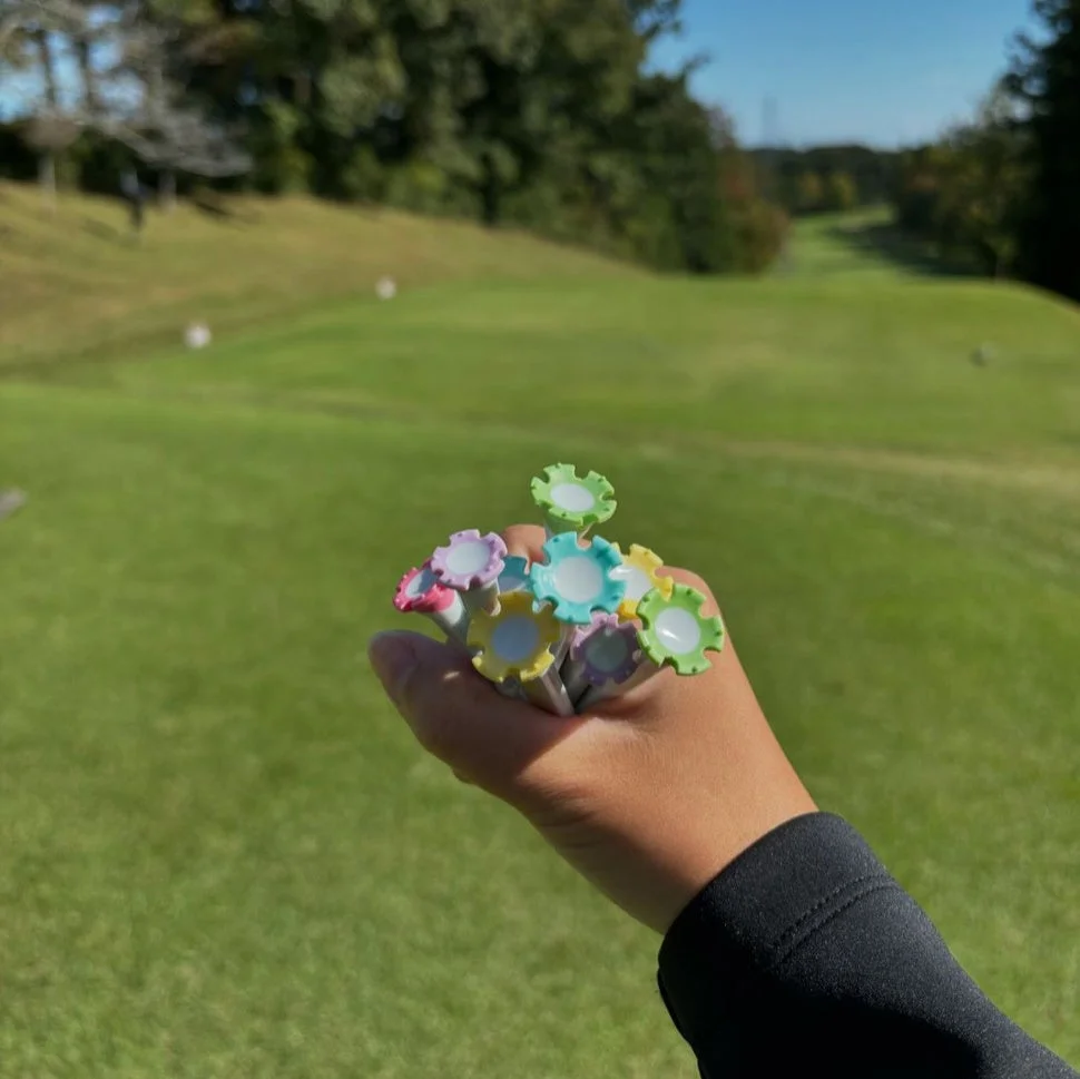 手に持つカラフルなDRIVE TEE(R)